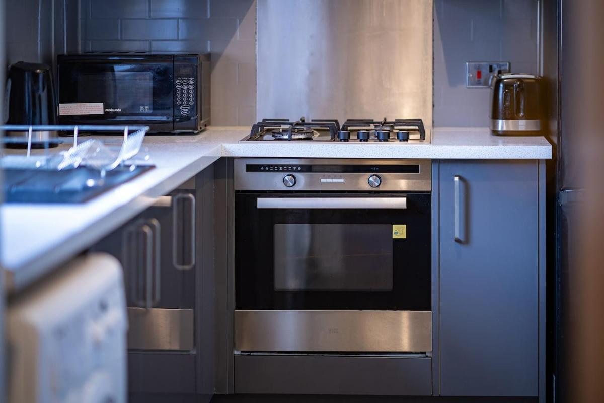 Luxury 2-bed Townhouse With Free Parking, Near Apartment