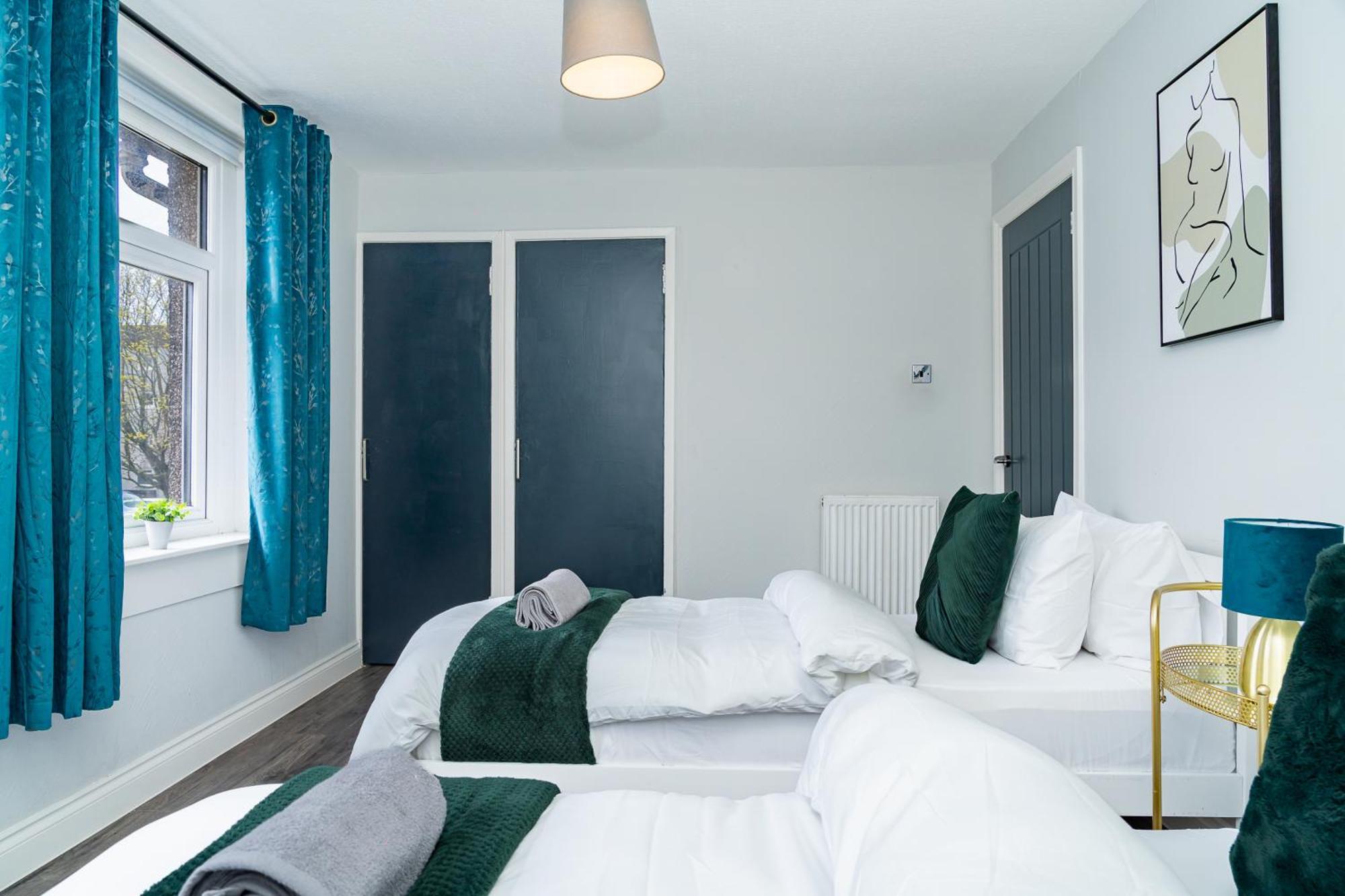 Luxury 2-bed Townhouse With Free Parking, Near
