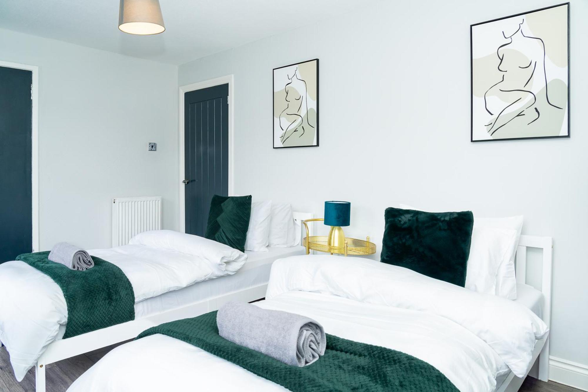 Luxury 2-bed Townhouse With Free Parking, Near *