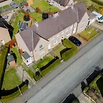 Luxury 2-Bed Townhouse With Free Parking, Near City