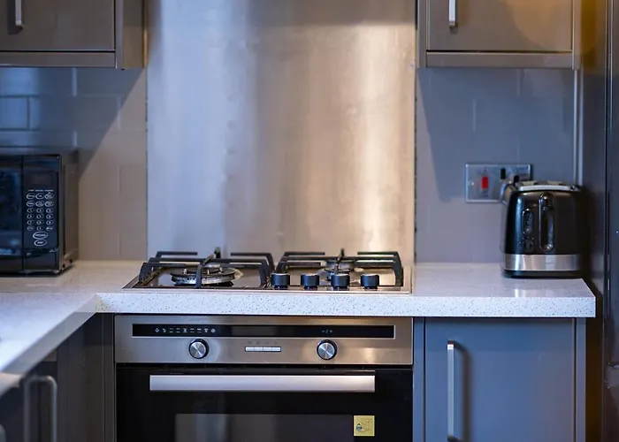 Luxury 2-Bed Townhouse With Free Parking, Near City
