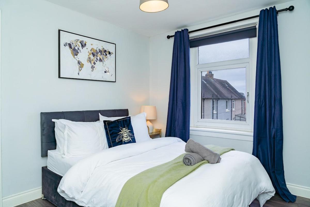 Luxury 2-bed Townhouse With Free Parking, Near Apartment