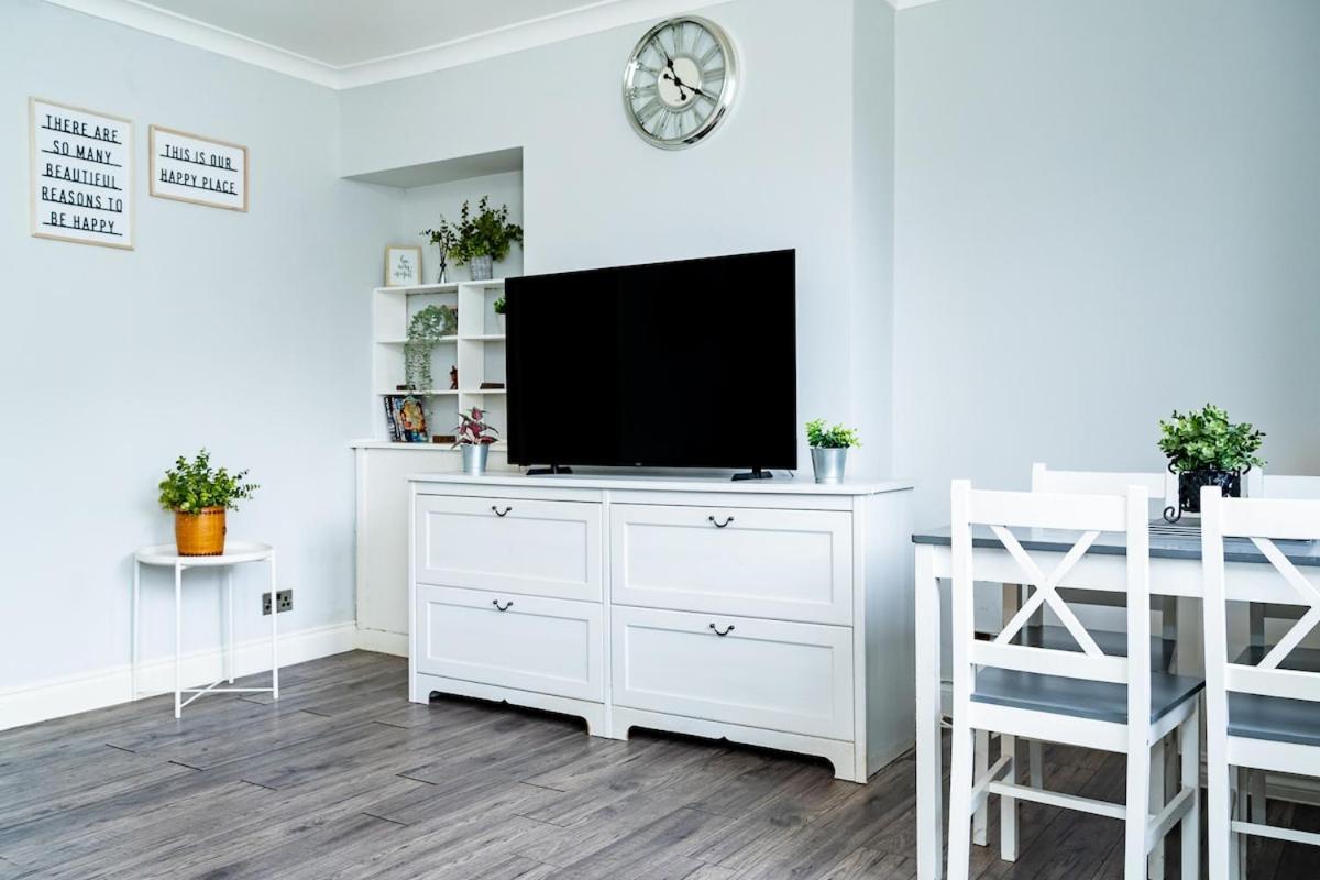 Luxury 2-bed Townhouse With Free Parking, Near Apartment
