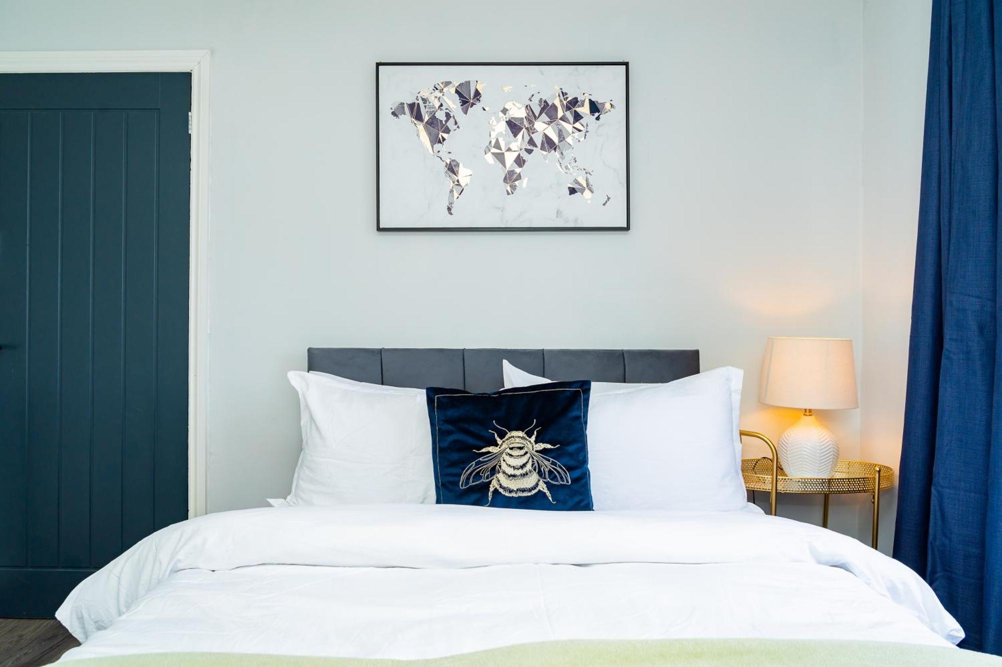 Luxury 2-bed Townhouse With Free Parking, Near Appartement