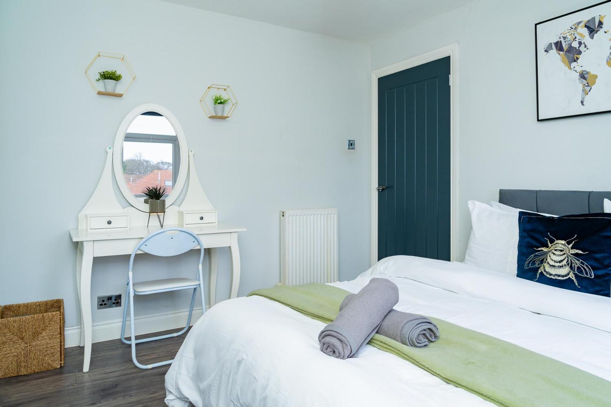 Luxury 2-bed Townhouse With Free Parking, Near Apartment *