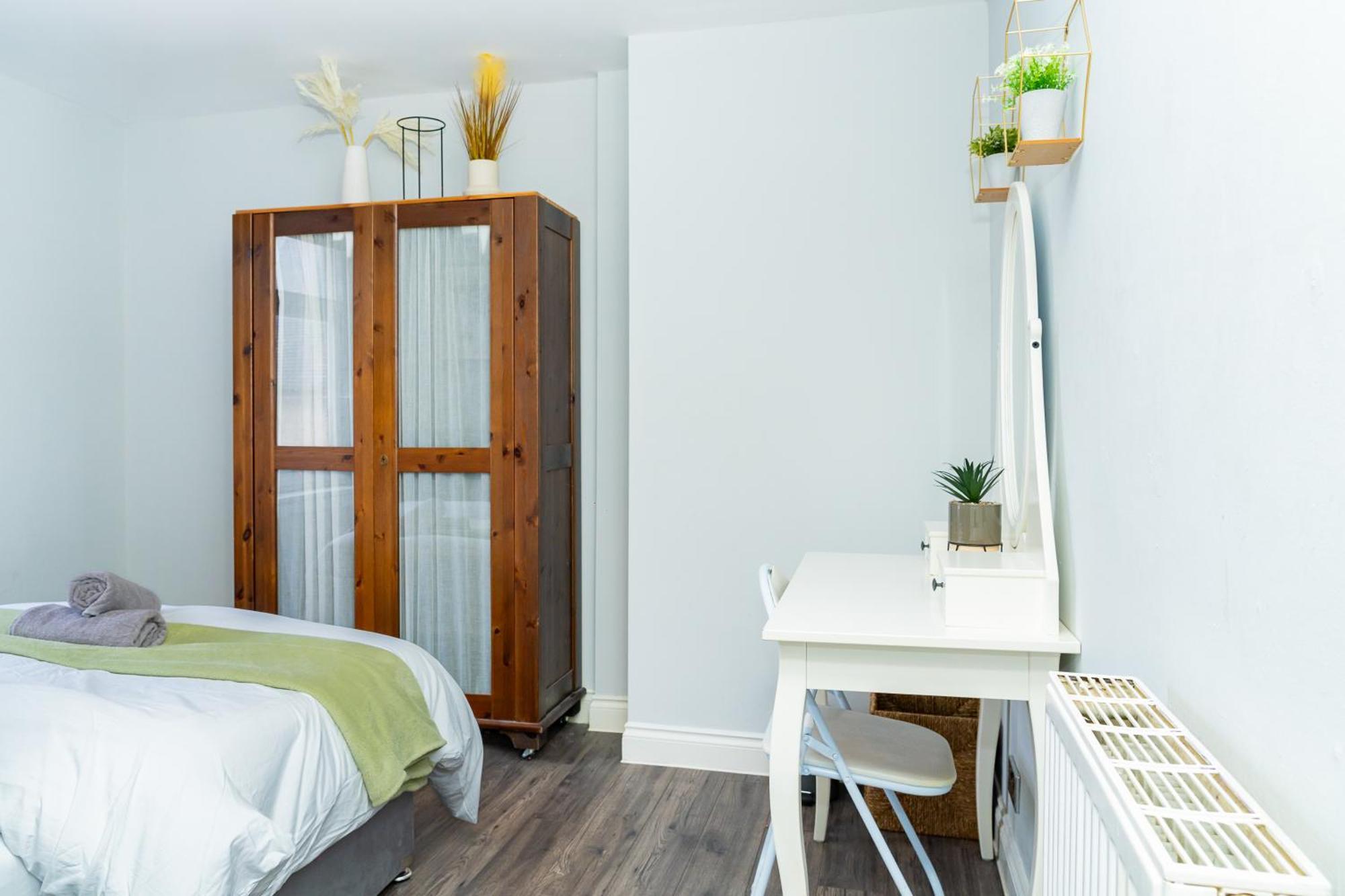 Luxury 2-bed Townhouse With Free Parking, Near Apartment *