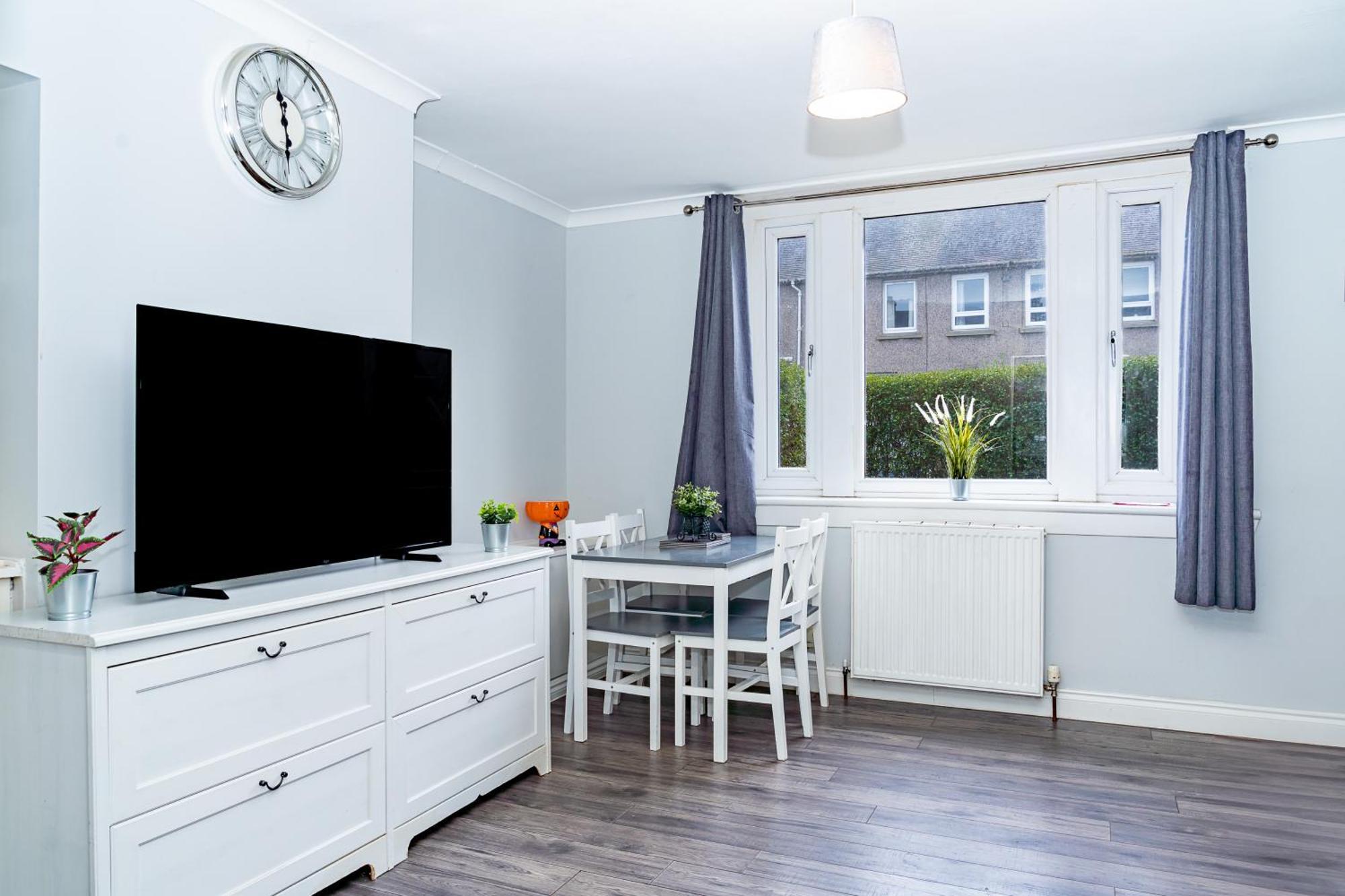 Luxury 2-bed Townhouse With Free Parking, Near *