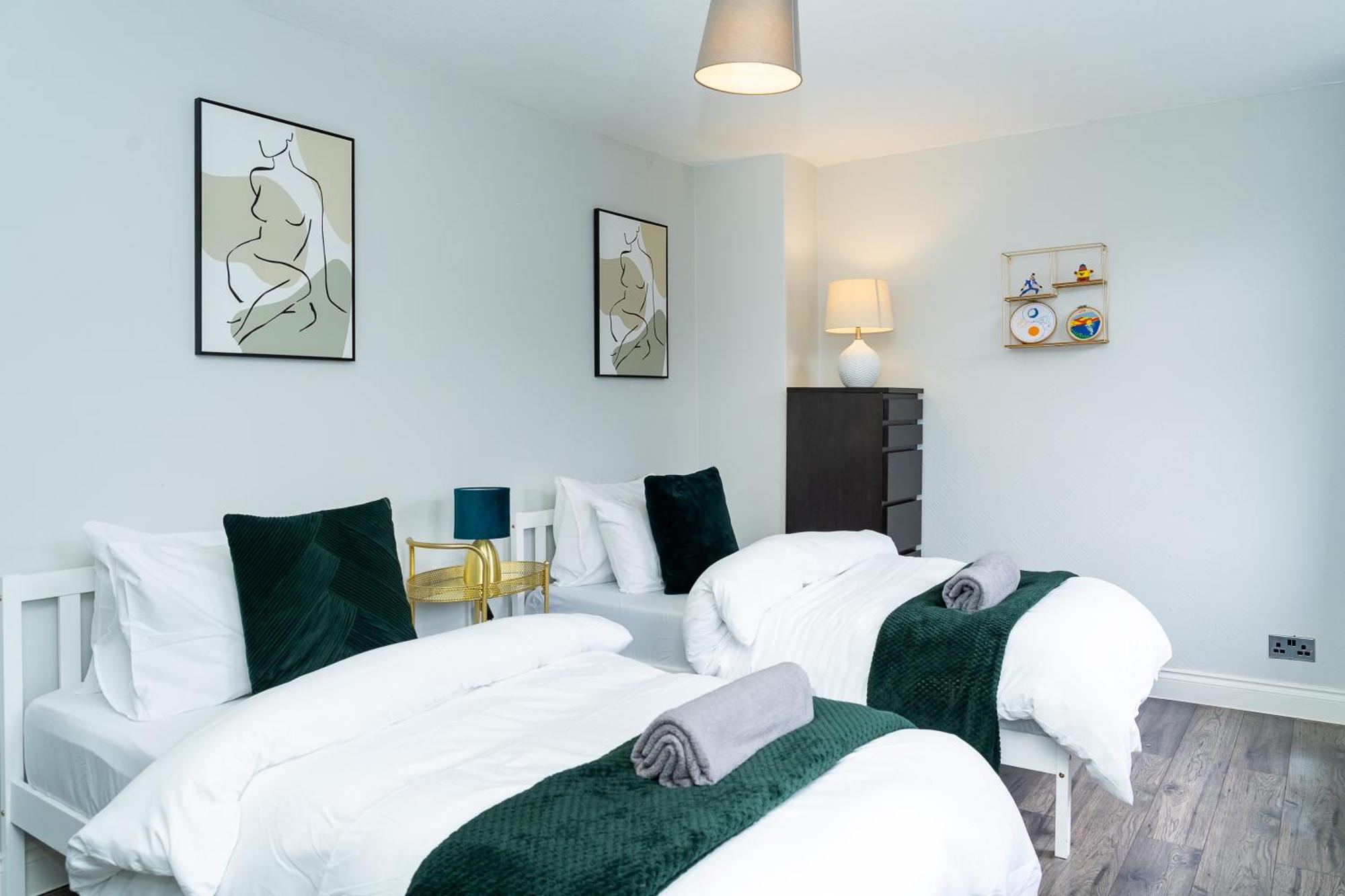 Luxury 2-bed Townhouse With Free Parking, Near Edinburgh