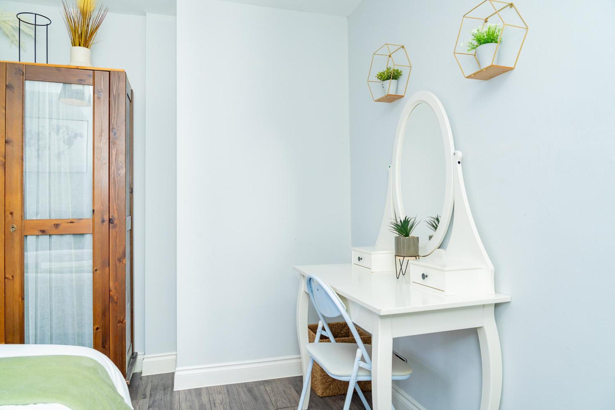 Luxury 2-bed Townhouse With Free Parking, Near